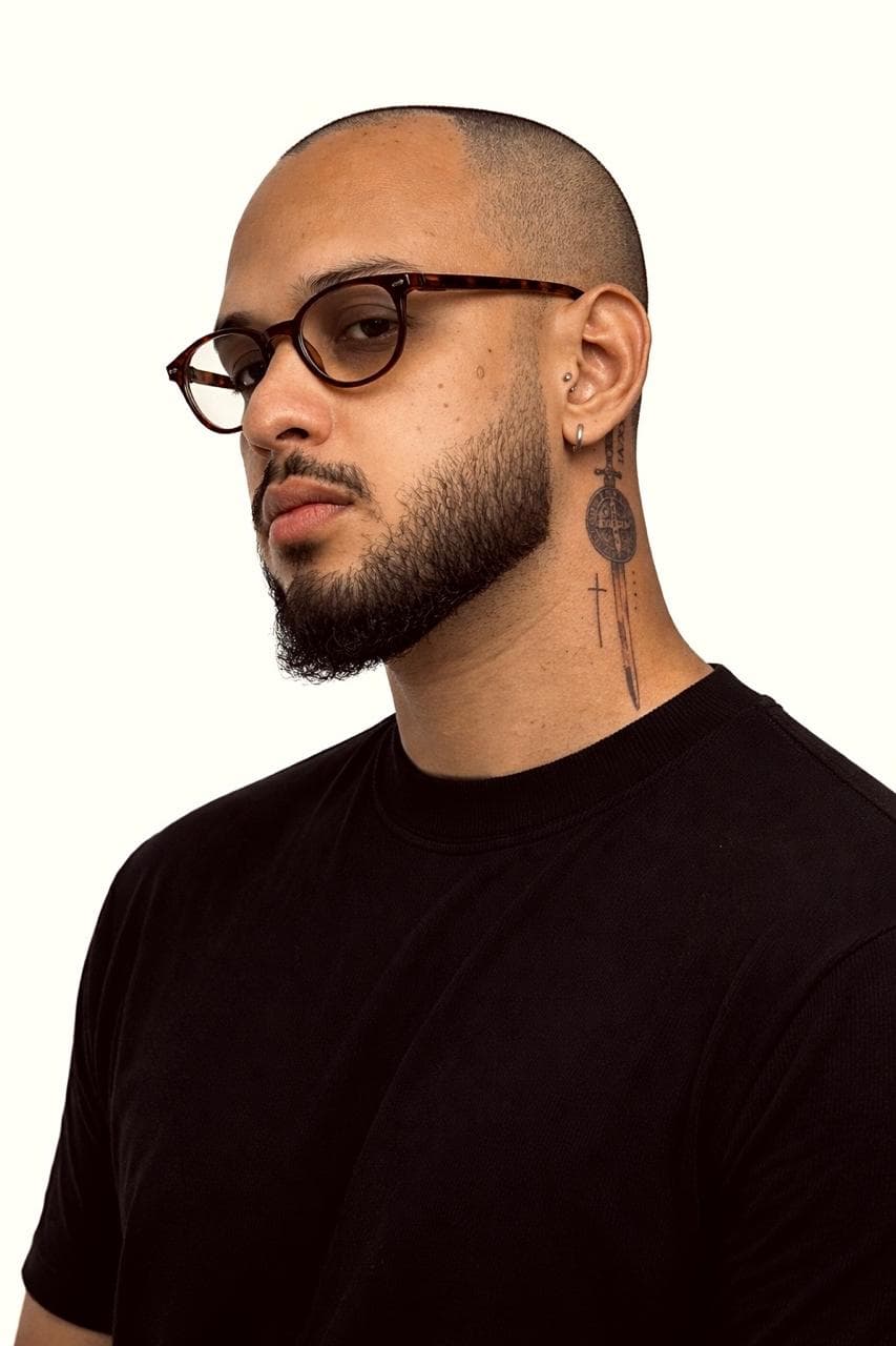 Cristian Goes, o Cris Black, barbeiro na Barbearia Wellth em São Luís (MA)